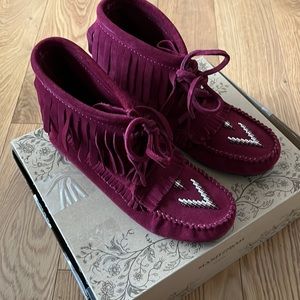 New in box Manitobah suede fringe booties Size 7.  Never worn, beautiful!